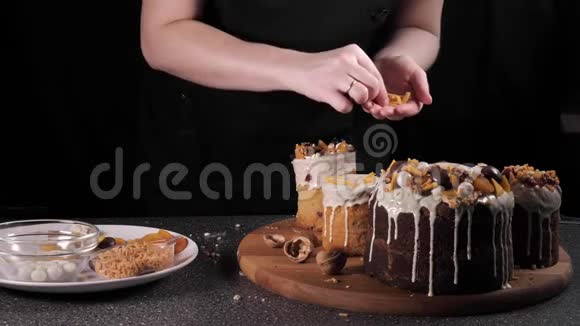 面包师糕点厨师做复活节视频的预览图