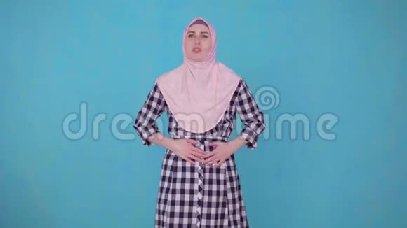 年轻美丽的穆斯林妇女有问题和胃痛视频的预览图