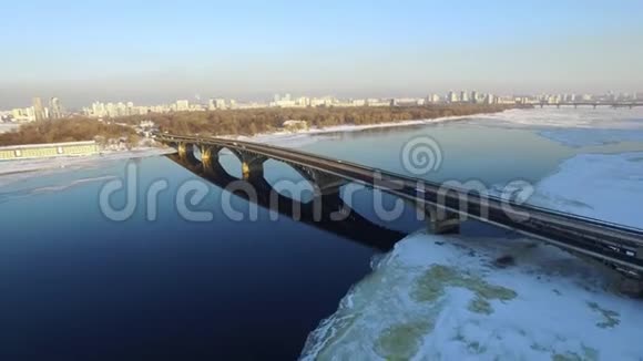 冬季城市冰冻河上的空中观景车桥室外地铁铁路视频的预览图