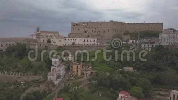 鸟瞰那不勒斯的圣埃尔莫城堡飞行无人机绕着城堡视频的预览图