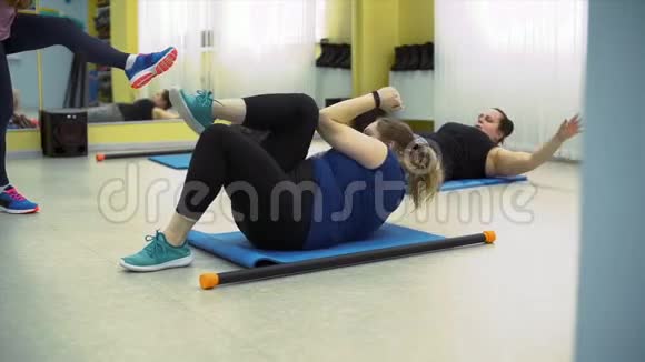 在健身室做体操的妇女视频的预览图