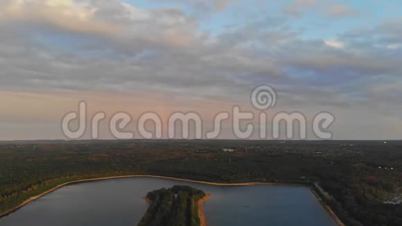 彩虹在美丽的日落场景在一个有森林天空的湖上视频的预览图