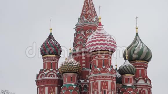 莫斯科俄罗斯2018年12月在灰色的天空背景下倾斜圣巴西尔大教堂圆顶视频的预览图