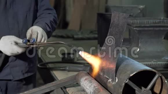 一名身份不明的铁匠出售金属零件视频的预览图