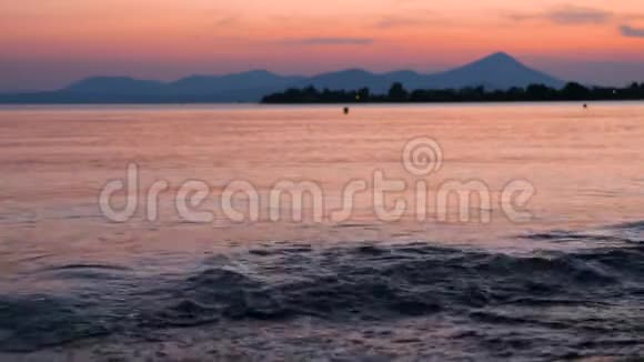 美丽的海景在粉红色的夕阳下俯瞰群山美丽的日落越过地中海水疗法视频的预览图