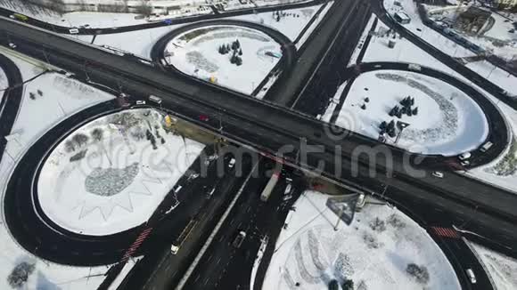 现代城市冬季十字路口的空中射击车和卡车视频的预览图