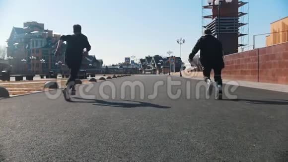 城市街道两个男人在街上跑同时耍花招视频的预览图