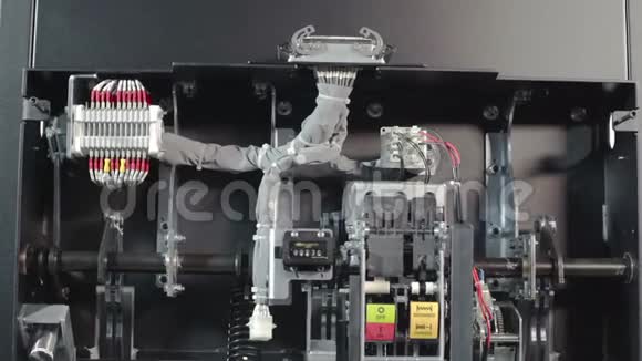 真空断路器高压的多利镜头有开关和隔离开关的高压变电站的一部分视频的预览图