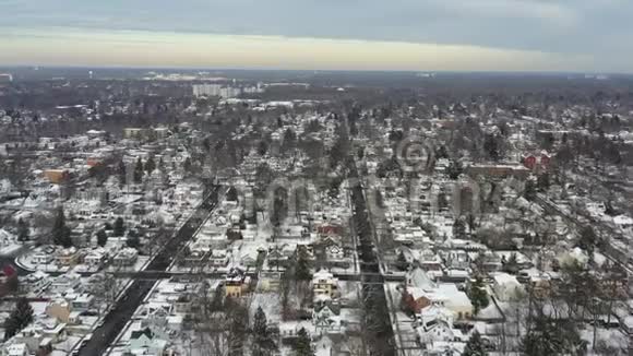 雪后的鸟瞰小镇视频的预览图