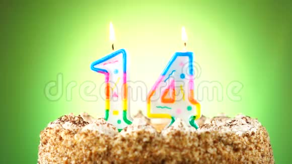 生日蛋糕和燃烧的生日蜡烛14号背景更改颜色视频的预览图