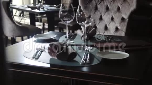 餐厅晚餐用酒杯和盘子餐桌上的餐具视频的预览图