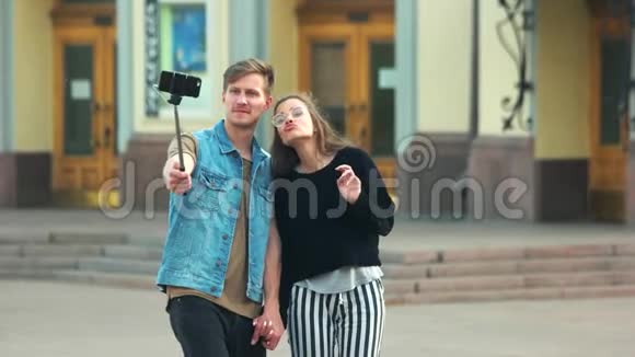 可爱的游客夫妇在城里一起拍照视频的预览图