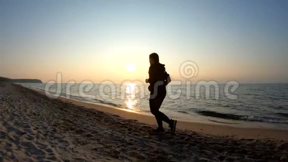日落时在沙滩上慢跑视频的预览图