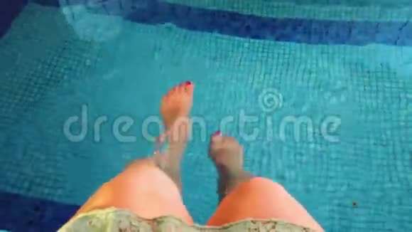 水中女性美腿4K视频视频的预览图