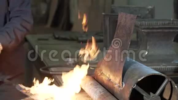 一名身份不明的铁匠出售金属零件视频的预览图