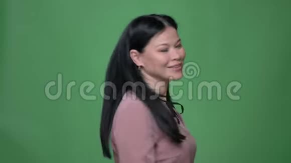年轻迷人的亚洲女性的特写镜头她的黑发微笑着用拇指做手势表示同意视频的预览图