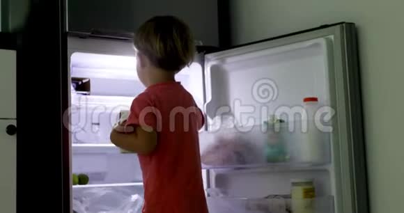 幼儿拿冰箱盒汁吸管视频的预览图