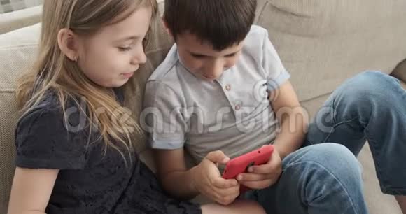 幼儿在沙发上使用手机视频的预览图