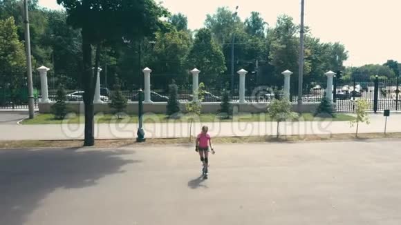 小女孩在溜冰鞋上翻滚视频的预览图