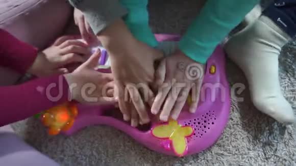 孩子们按下婴儿钢琴的键视频的预览图