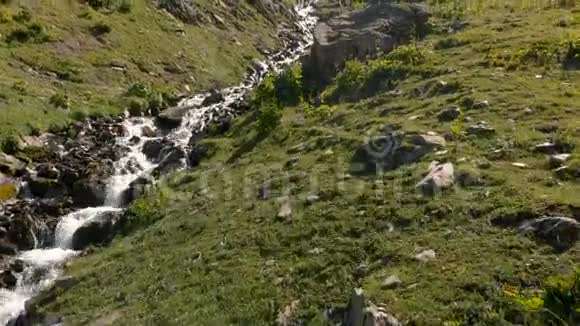 4K这家伙用一条山河在山谷里接了一个女孩空中行动视频的预览图