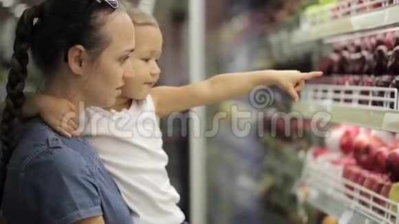 母亲带着小女儿在超市购物视频的预览图