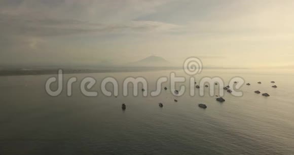 船和火山阿贡的空中景色视频的预览图