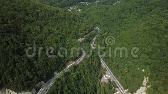 无人机眼景乡村蜿蜒的山路到索契俄罗斯视频的预览图