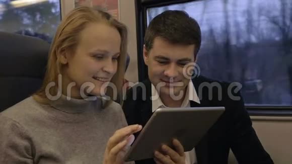 朋友在火车上用脚垫笑视频的预览图