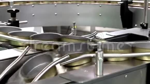 生产过程中的空罐通过生产线视频的预览图