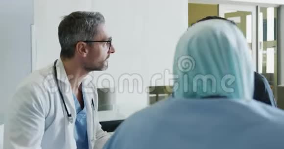 医生坐在会上讲话视频的预览图