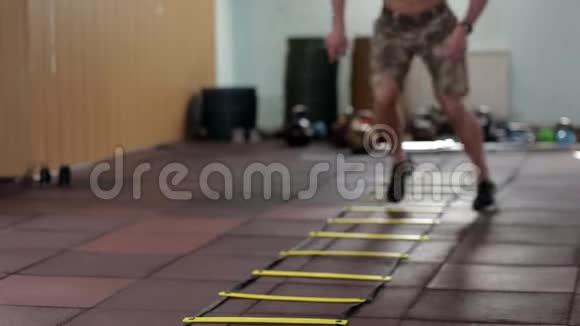 年轻男运动员跑过地板视频的预览图