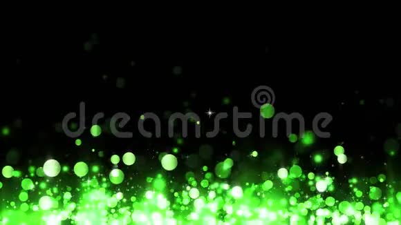 背景有闪亮的绿色粒子漂亮的bokeh光背景闪闪发光的上升粒子绿色的纸屑闪闪发光视频的预览图
