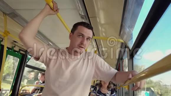 累人站在公共汽车上视频的预览图