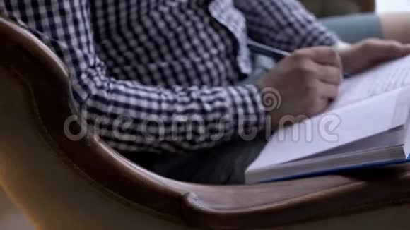 他在椅子上写书视频的预览图