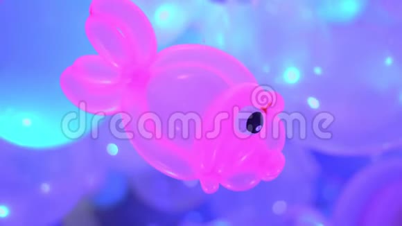 色彩鲜艳的气球带有浅色的装饰背景视频的预览图