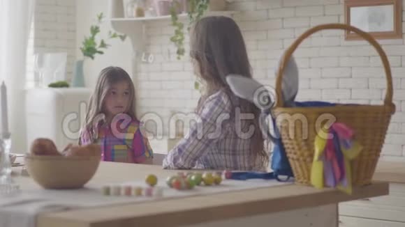 年轻的母亲和她十几岁的女儿在厨房里说话女人倾听她情绪化的女孩抚摸她的头发和视频的预览图
