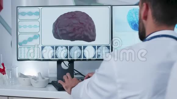 3D脑部扫描前的医生手持镜头视频的预览图