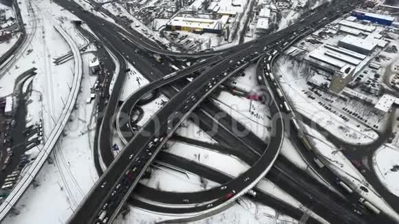 冬季在道路立交桥上的空中观景车运动高速公路路口的堵车视频的预览图
