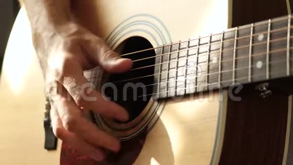 这位音乐家演奏一把黄色的吉他在吉他甲板上特写视频的预览图