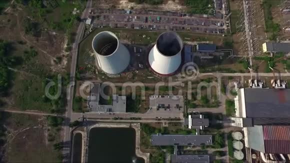 无人机视吸烟管道发电厂火电站烟囱视频的预览图