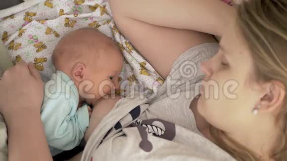 妈妈在哺乳新生儿时睡觉视频的预览图