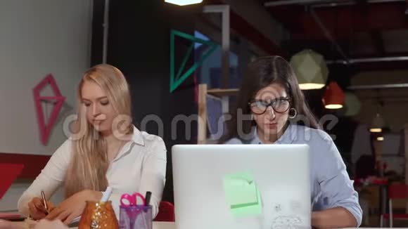 两个女人在办公室努力工作视频的预览图