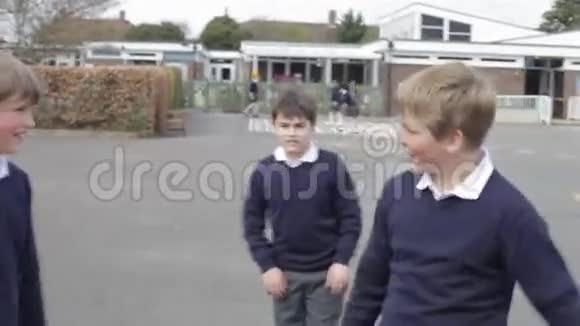 三个男孩在学校操场打架视频的预览图