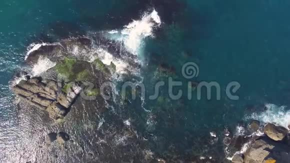 波浪冲击岩石的空中景观视频的预览图