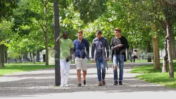 大学生们一起走在校园里视频的预览图