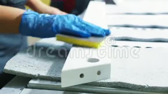 特写工人戴蓝色橡胶手套在车间桌子上打磨木块行动Joiner的产品视频的预览图