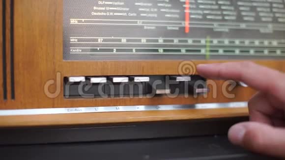 专家按下旧收音机音响播放器的按钮视频的预览图