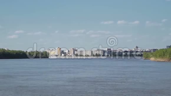 从河中俯瞰城市景色视频的预览图