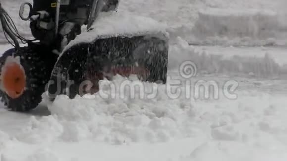 人用吹雪机清除车道上的积雪视频的预览图